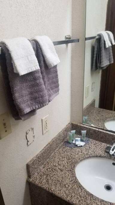 Osu Queen Hotel Room 118 Booking Stillwater Eksteriør bilde